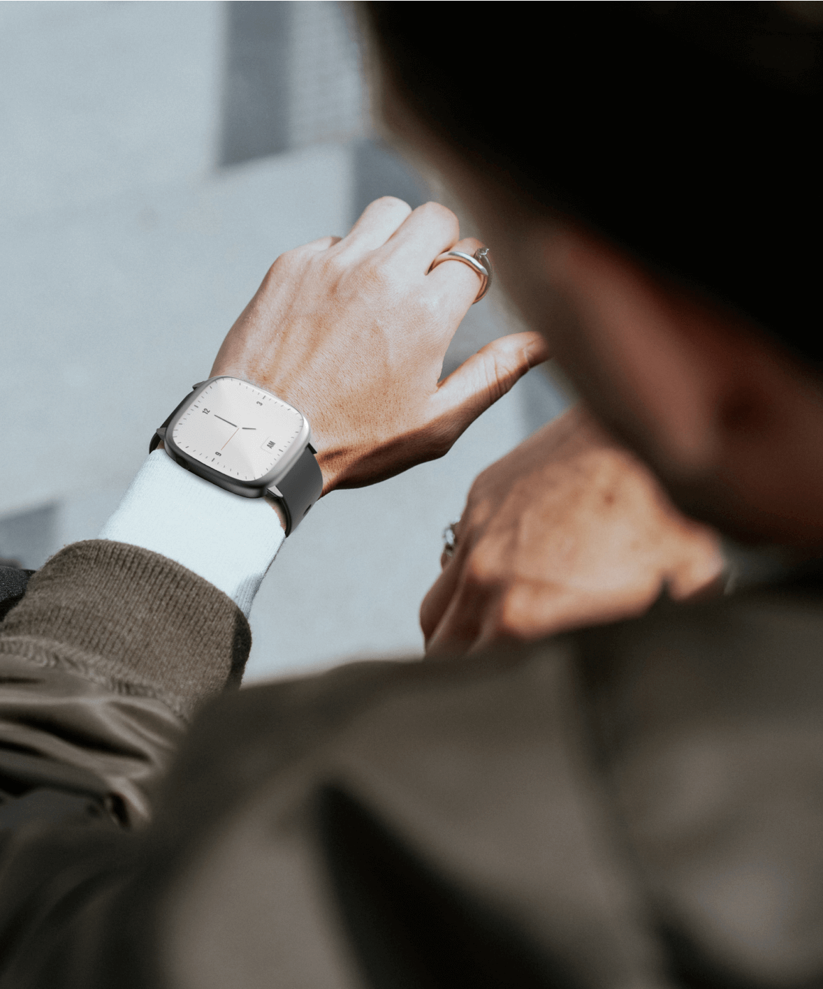Ein smartwatch face showing heart rate on a marble background